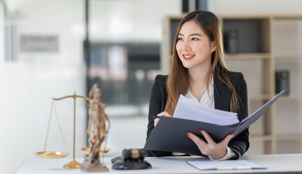 Guide pratique pour trouver un avocat spécialisé efficacement